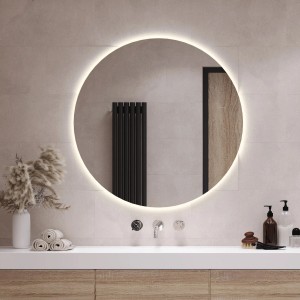 Runder LED-Lichtspiegel (Ø80cm) im Bad mit warmweißer Hintergrundbeleuchtung.