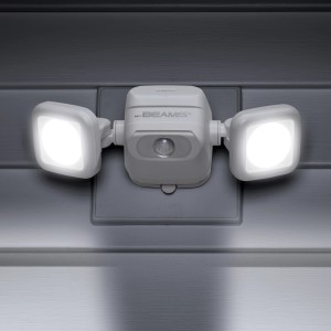 Weißer Mr.Beams Batteriefluter MBN3000 mit Sensor, montiert an einer Wand.