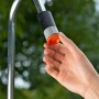 Gardena Gartendusche mit Hand am Duschkopf, Outdoor Dusche für den Garten.