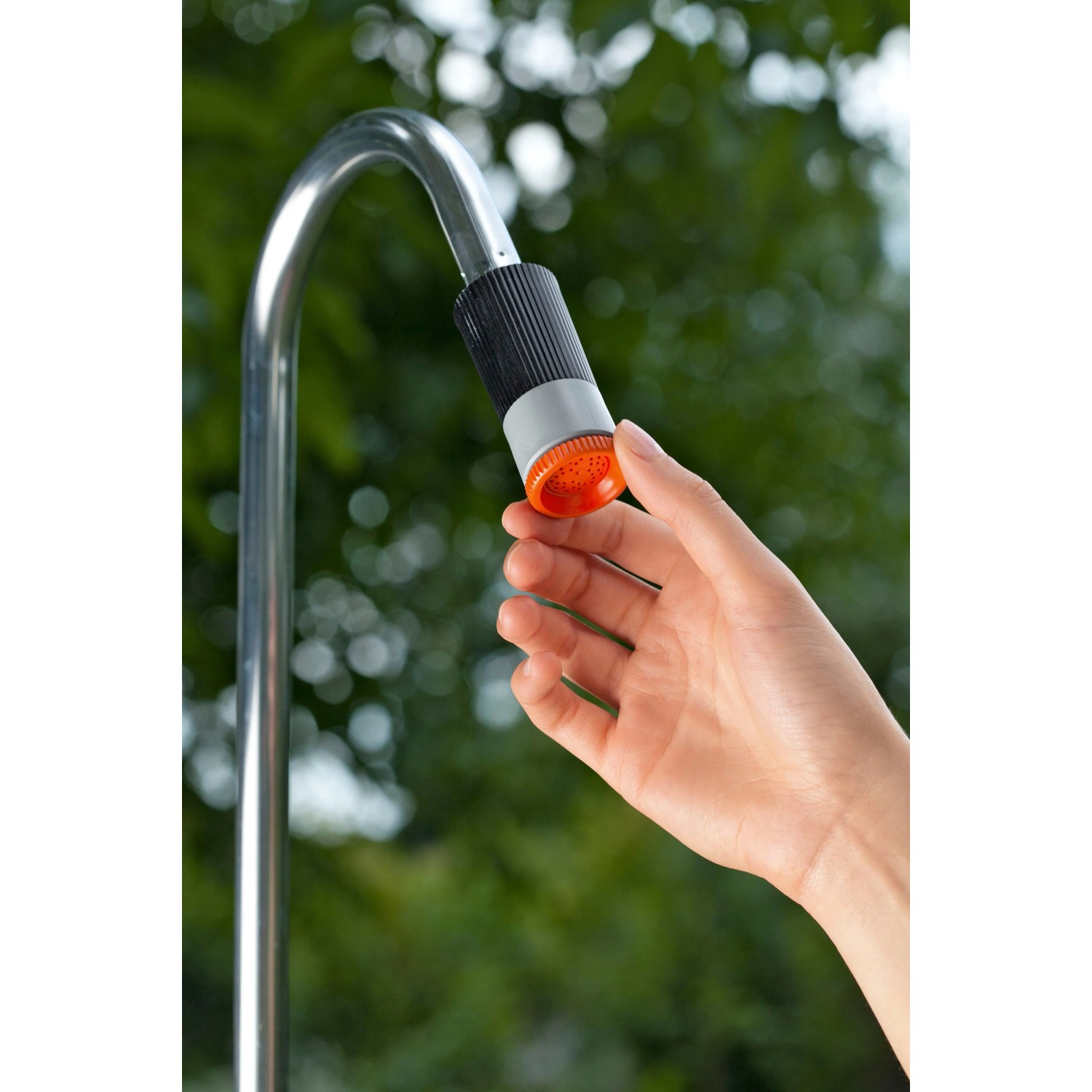 Gardena Gartendusche mit Hand am Duschkopf, Outdoor Dusche für den Garten.