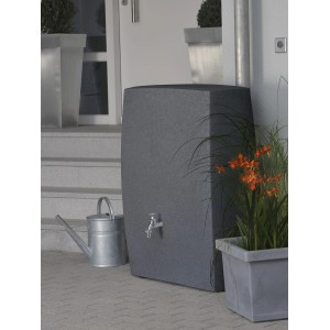 Arves Regentonne Noblesse 275 l Black Granit mit Wasserhahn und Gießkanne im Garten.