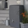Arves Regentonne Noblesse 275 l Black Granit mit Wasserhahn und Gießkanne im Garten.