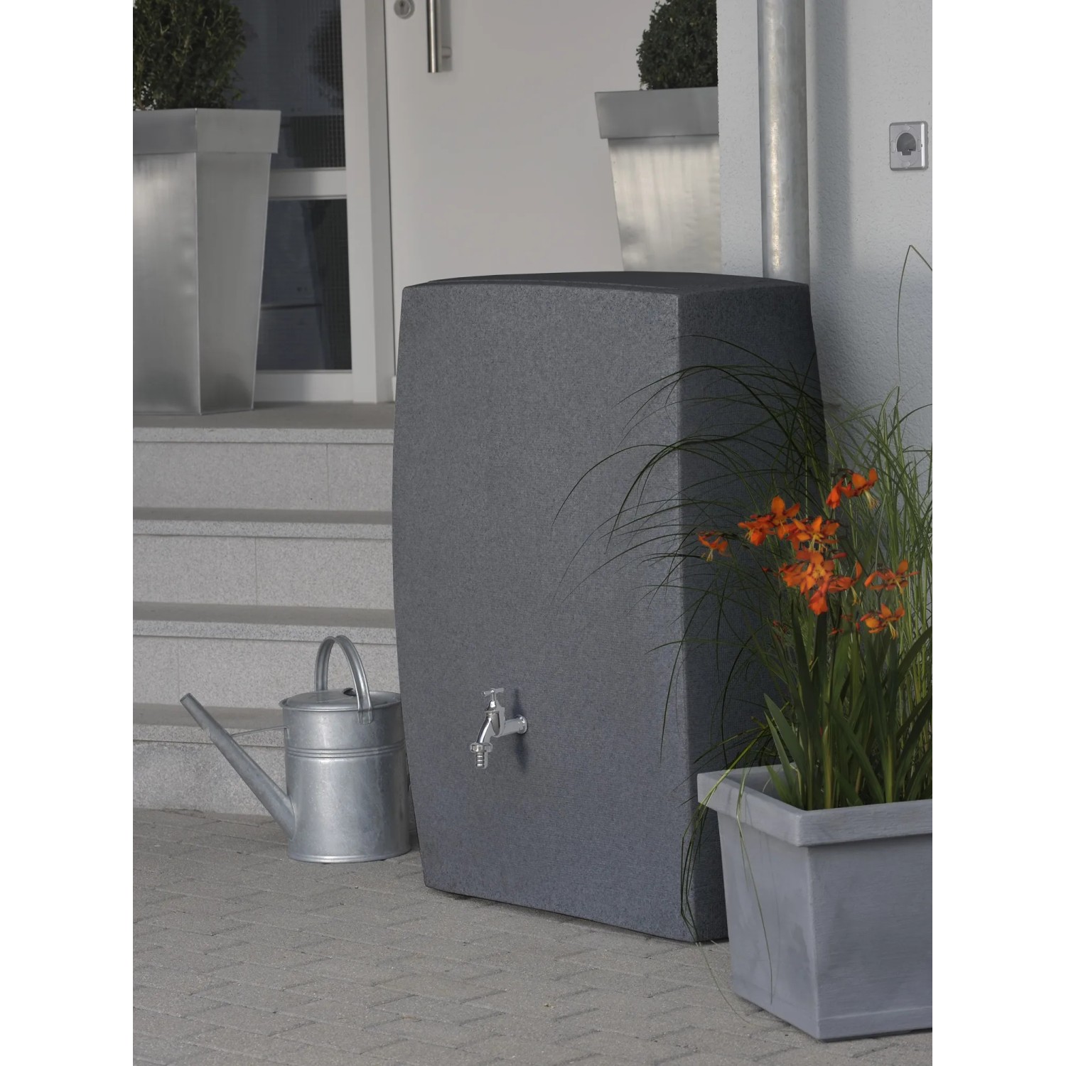 Arves Regentonne Noblesse 275 l Black Granit mit Wasserhahn und Gießkanne im Garten.