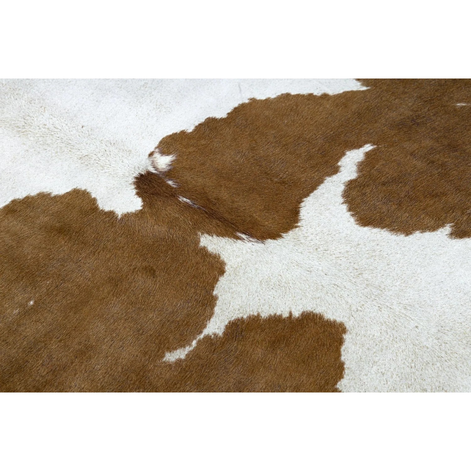 Weiß-brauner Teppich im Kuhfell-Design, RugsX, 100x150cm. Tierfell-Optik für Wohnzimmer und Schlafzimmer.