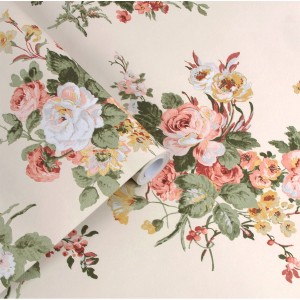 Laura Ashley Vliestapete Rosemore Pale Sable mit Rosen und floralem Muster.