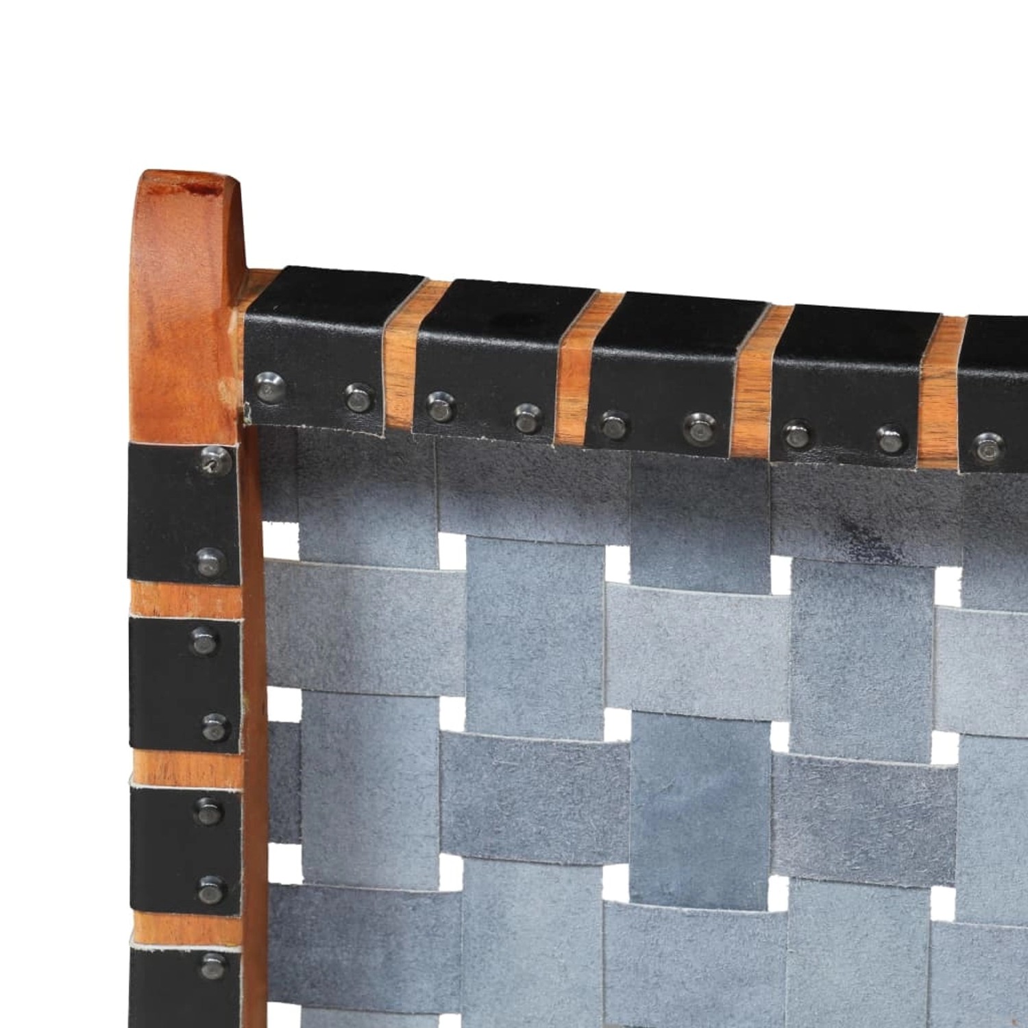 Detailansicht: Schwarzer, klappbarer Relaxstuhl aus geflochtenem Echtleder mit Akazienholzrahmen.