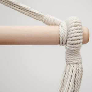 Detailaufnahme Hängesessel: Holzstab mit Seilaufhängung. XXL-Format, belastbar bis 150 kg.