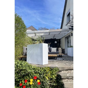 Weißer Vivanno Pflanzkübel Elemento (88x30x75 cm) im Garten als Deko und Sichtschutz.