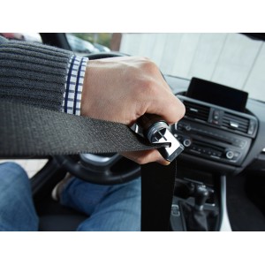 OBI 3 in 1 Auto LED Lampe mit Gurtschneider in Anwendung im Auto.