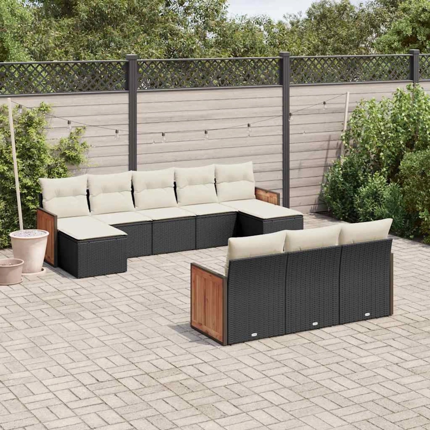Schwarze 10-tlg. vidaXL Garten-Sofagarnitur aus Rattan mit cremefarbenen Kissen.