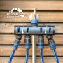 LUX-TOOLS 4-Wege-Verteiler aus Kunststoff am Wasserhahn, mit 4 Gartenschläuchen und Durchflussreglern.