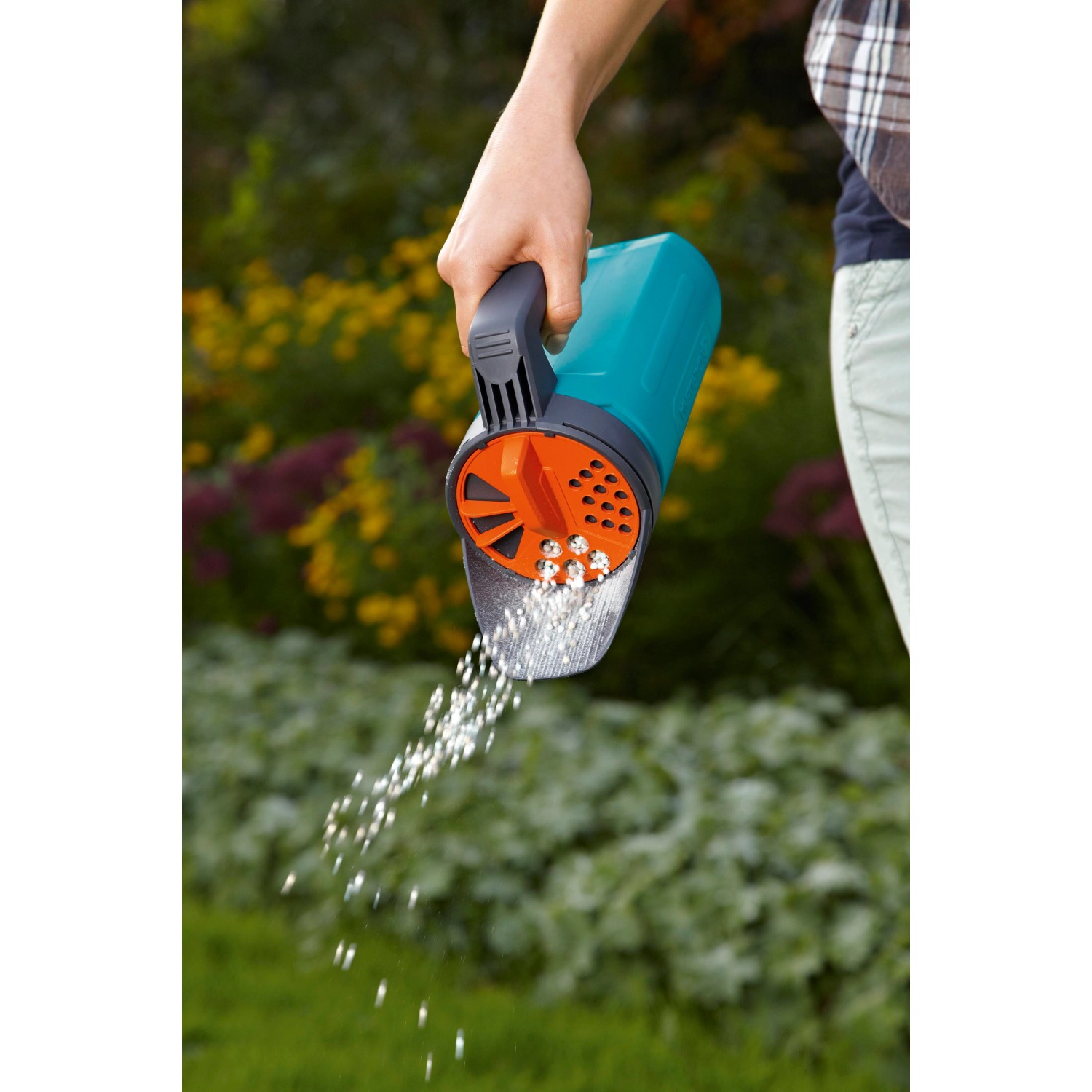 Gardena Kleinstreuer S Türkis in Aktion: Streuwagen für Dünger und Streugut im Garten.