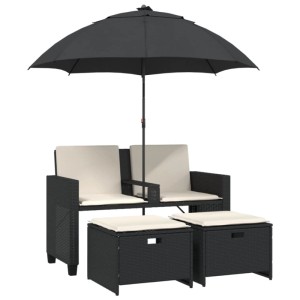 Schwarzes 2-Sitzer Gartensofa mit Sonnenschirm und Hockern aus Poly-Rattan.