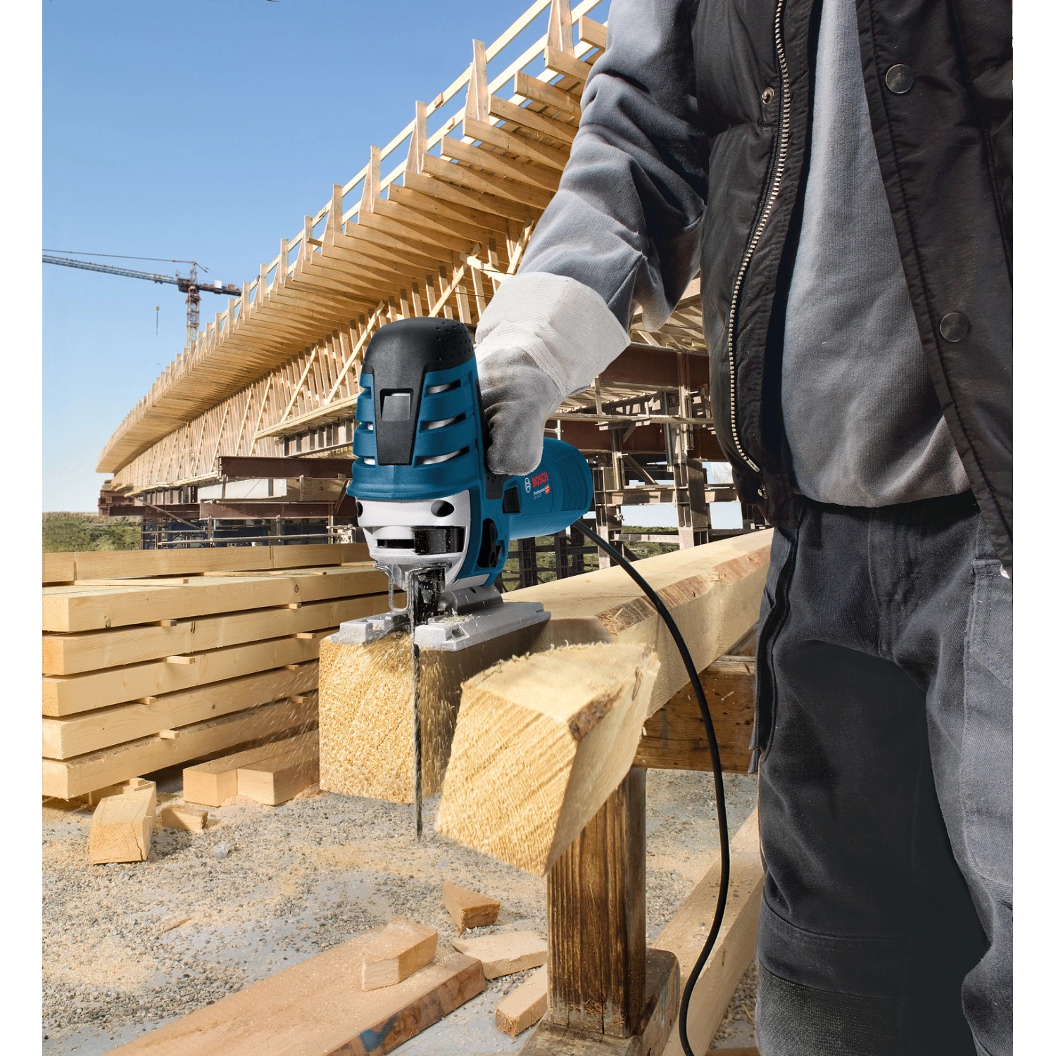 Bosch Professional Stichsäge GST 150 CE im Einsatz beim Holzzuschnitt.