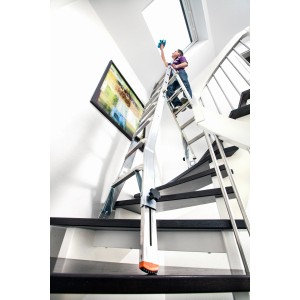 Krause Televario Teleskopleiter mit Holmverlängerung im Einsatz auf einer Treppe.