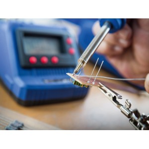 LUX-TOOLS Lötstation LST-60 beim Löten einer Platine. Ideal für Elektronik und Modellbau.