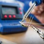 LUX-TOOLS Lötstation LST-60 beim Löten einer Platine. Ideal für Elektronik und Modellbau.