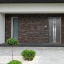 Moderne, anthrazitfarbene Haustür Thermospace Dublin Prime mit Edelstahlgriff und Glaseinsatz.