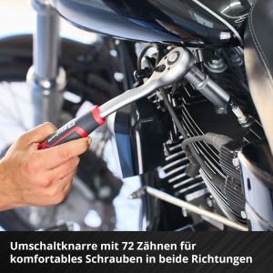 Einhell Werkzeug-Set: Umschaltknarre mit Stecknuss im Einsatz am Motorrad.