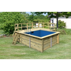 Karibu Holzpool mit blauer Innenhülle, Terrasse und Leiter im Garten.