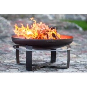 Schwarze CookKing Feuerschale Viking Ø 80 cm mit Feuer und Stahlgestell.