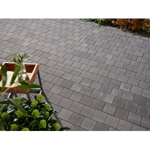 Verlegte, anthrazitfarbene Kann Pflastersteine Casalina 14x14x6 cm im Außenbereich.