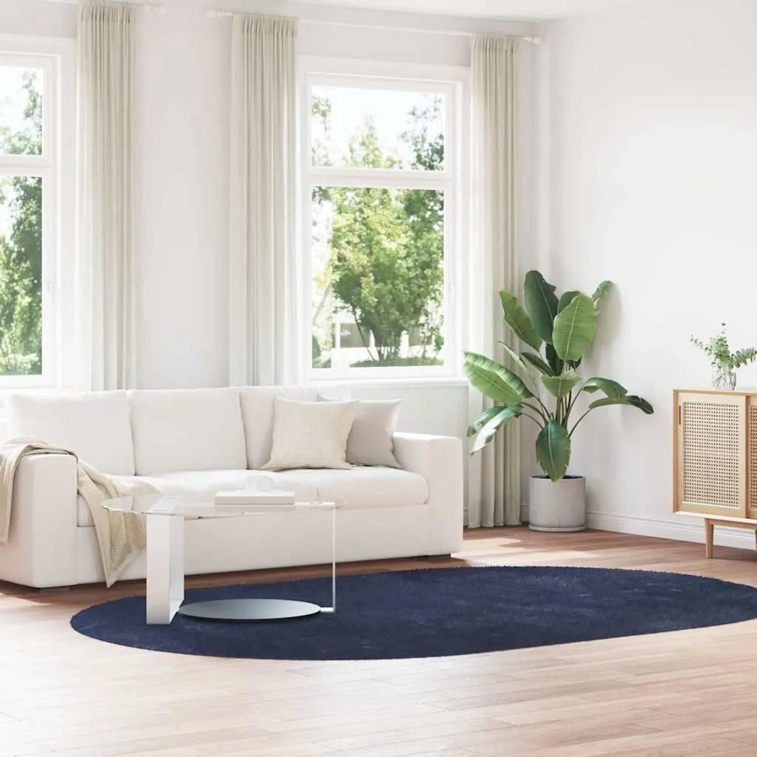 Ovaler marineblauer Shaggy Hochflorteppich aus Polyester im modernen Wohnzimmer auf Holzfußboden.