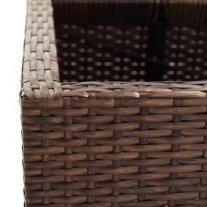 Detailaufnahme: Rechteckiger Pflanzkübel aus Polyrattan in Mocca mit Rankgitter.