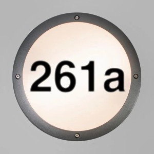 Anthrazitfarbene QAZQA Außenwandleuchte Glow mit Hausnummer 261a, runde Form. Ideal als Lampen & Leuchten.