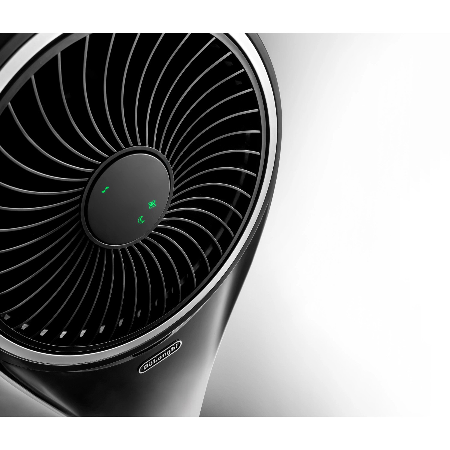 DeLonghi Ventilatorkühler EV250, schwarz, mit Ionisator. Detailaufnahme des Ventilatorgitters.