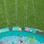 Bestway Wassermatte Underwater Ø 165 cm mit bunten Meeresmotiven und Wassersprinklern im Garten.