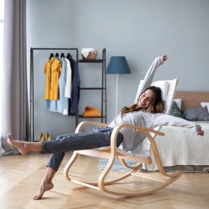 Schwarzer Relaxdays Kleiderständer aus Metall mit 5 Ablagen und Kleiderstange im Schlafzimmer.