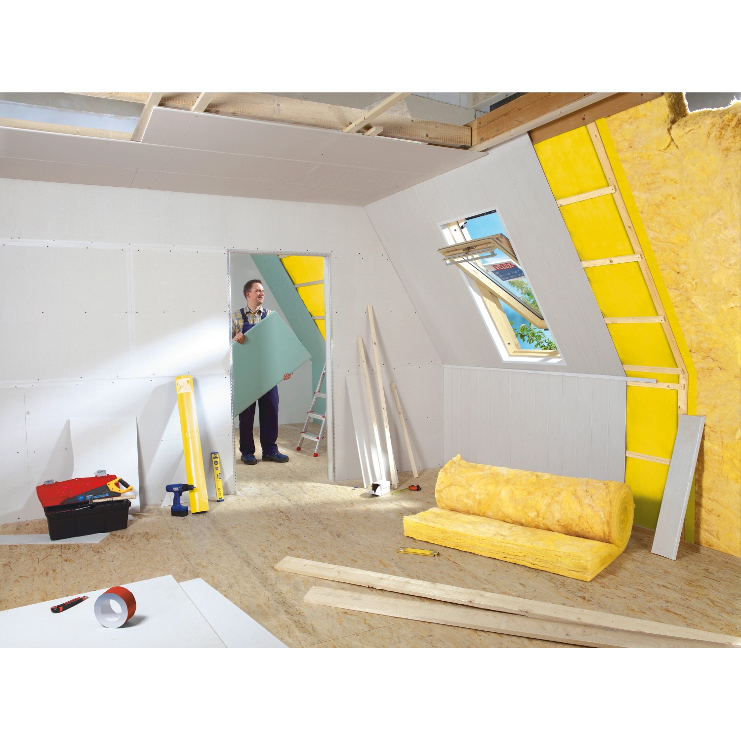 Dachausbau Komplettpaket mit Mineralfaser Dämmung WLG 035, 220 mm. Dämmung, Gipskartonplatten und Werkzeug im Dachgeschoss.