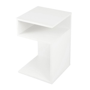 Weißer, moderner Beistelltisch in S-Form aus Holz mit 3 Ebenen und offenen Fächern. Ideal als Sofatisch oder Nachttisch.