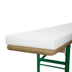 Weißer Schaumstoffrohling für Bierbank, 4x25x220cm, auf Holzbank mit grünem Gestell. Komfortable Sitzauflage.