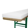 Weißer Schaumstoffrohling für Bierbank, 4x25x220cm, auf Holzbank mit grünem Gestell. Komfortable Sitzauflage.