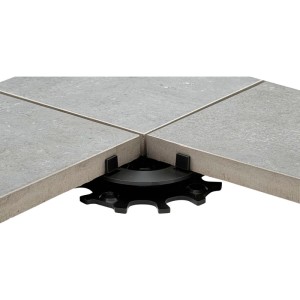 Schwarzes Karle & Rubner Terrassenlager Micro aus Kunststoff mit Fugenkreuz unter grauen Steinplatten. Verstellfuß für 3 mm Fuge, Höhenausgleich 15-22 mm.