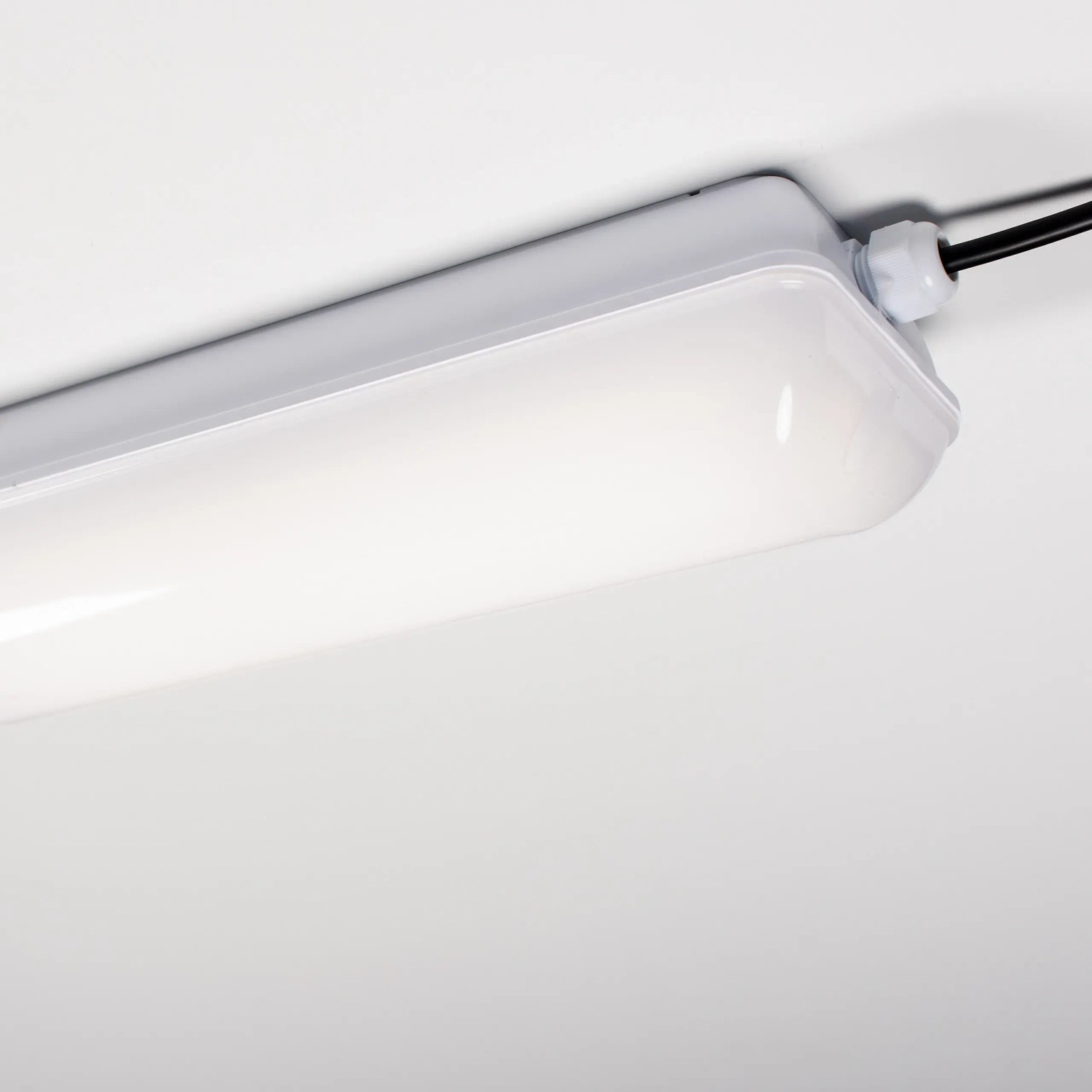 Weiße LED-Feuchtraumleuchte Strip, 11W, 30 cm, ideal für Bad & Keller.