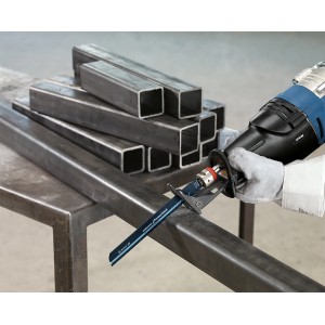 Bosch Säbelsägeblatt S 1136 CHF Endurance for Heavy Metal im Einsatz beim Sägen von Metall.