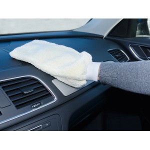 CMI Auto-Polierhandschuh in Anwendung zur Reinigung des Armaturenbretts.