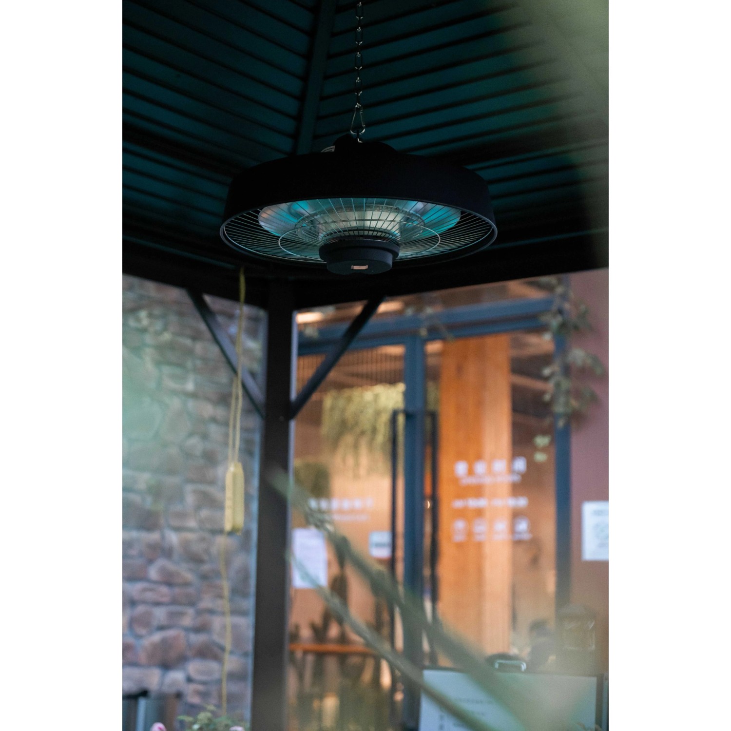 Schwarzer Westmann Infrarot-Deckenstrahler Fusion unter einer Terrassenüberdachung.