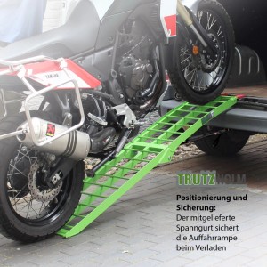 TRUTZHOLM klappbare Auffahrrampe, 180 cm, grün, mit Motorrad auf Anhänger. Zubehör für Autoanhänger.
