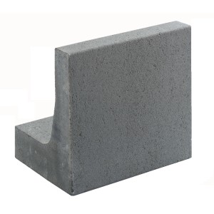 Grauer Winkelstein (40x40x30 cm) aus Beton zur Geländeabstützung und Einfassung im Garten.
