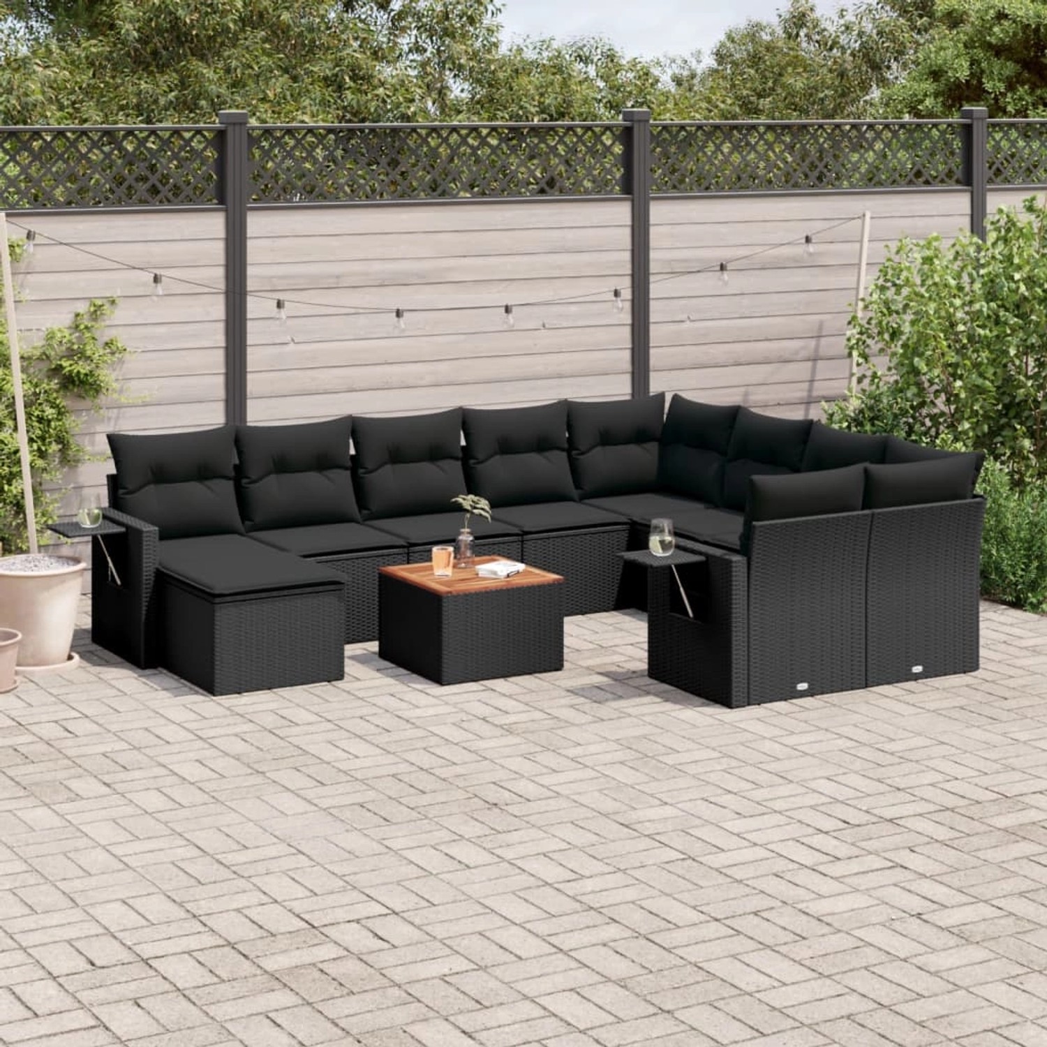 Schwarze 11-tlg. vidaXL Garten-Sofagarnitur aus Poly Rattan mit Kissen und Tisch für Terrasse oder Garten.
