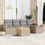 Beige 6-tlg. Garten-Sofagarnitur aus Rattan mit hellgrauen Kissen und Akazienholz-Tischplatte.