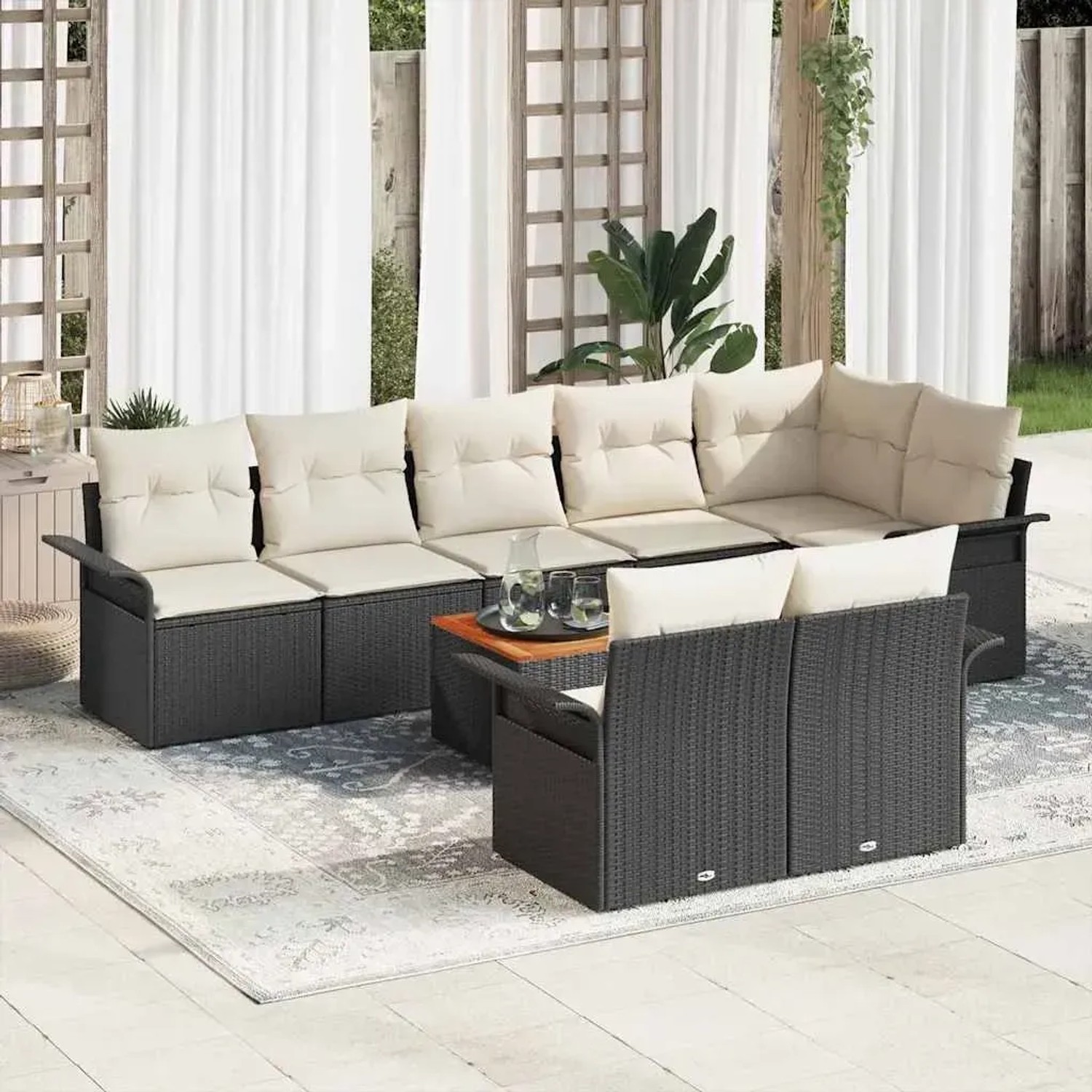 Schwarzes 9-teiliges vidaXL Garten-Sofa-Set aus Poly Rattan mit Tisch und cremefarbenen Polstern.