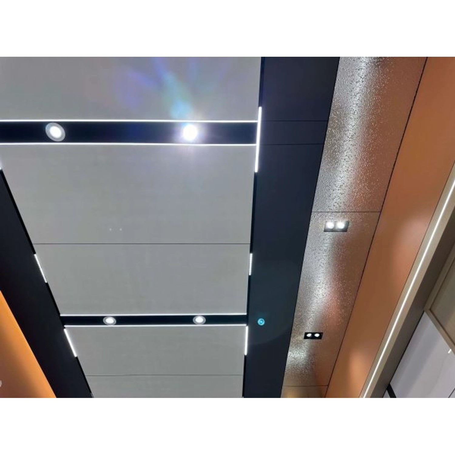 Helle, gemaserte Colortree Wand- und Deckenpaneele mit integrierter Beleuchtung.