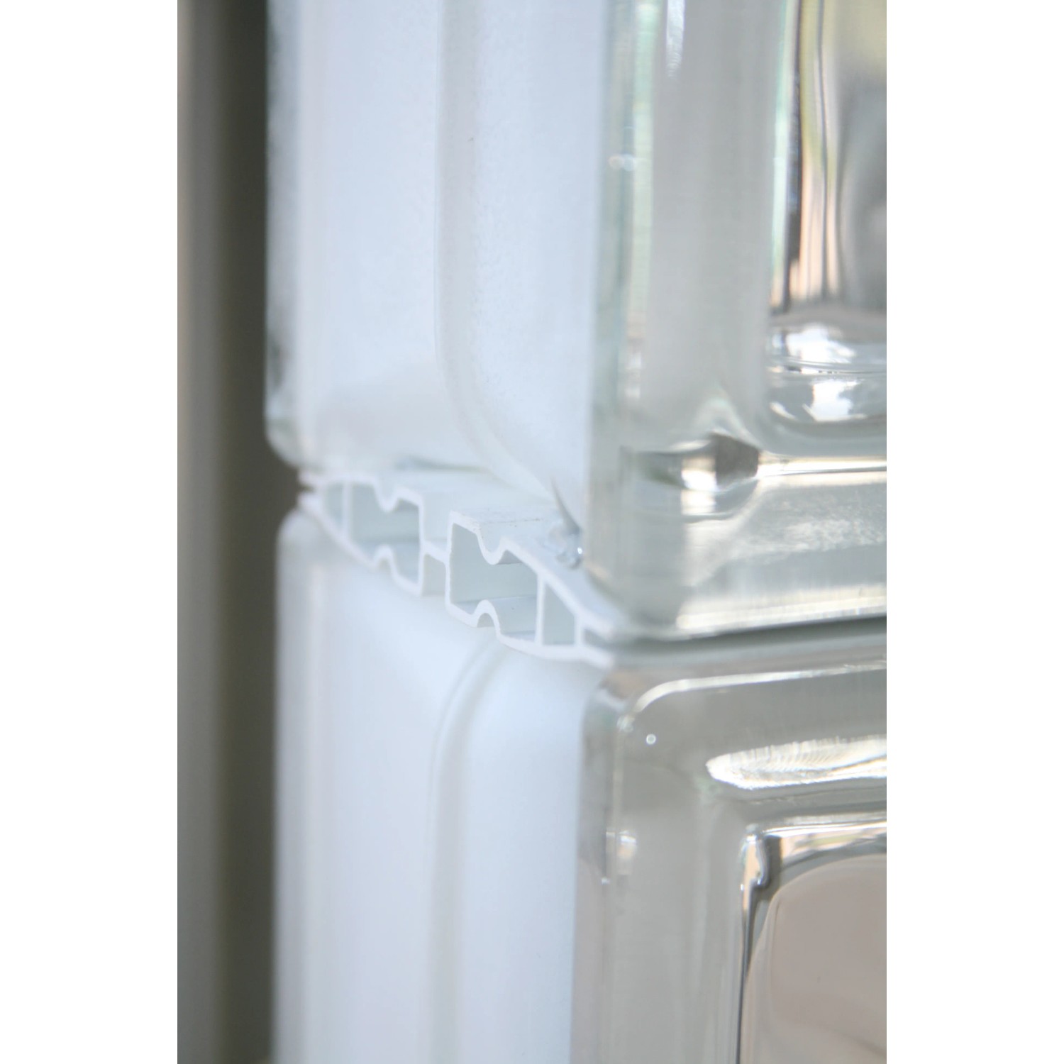 Detailaufnahme: Quick-Fix Verlegesystem für Glassteine, einfache Montage ohne Bohren.