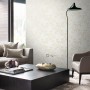 Beige Origin Vliestapete mit Bambusblätter-Muster im Wohnzimmer.