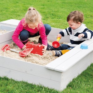 Grauer roba Sandkasten Outdoor+ mit zwei Kindern beim Spielen im Garten.